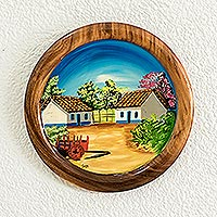 Dekorativer Teller aus Zedernholz, „Country Place“ – Handbemalter dekorativer Teller aus Zedernholz aus Costa Rica