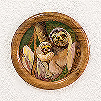 Plato decorativo de madera, 'Familia Perezosa' - Plato decorativo de madera de cedro hecho a mano