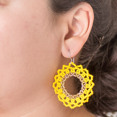 Perlenohrringe - Gelbe und weiße Perlen-Sonnenblumen-Ohrhänger mit Haken
