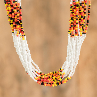 Mehrsträngige, lange Halskette mit Perlen - Weiße und sonnenaufgangsfarbene lange Perlenkette aus Guatemala
