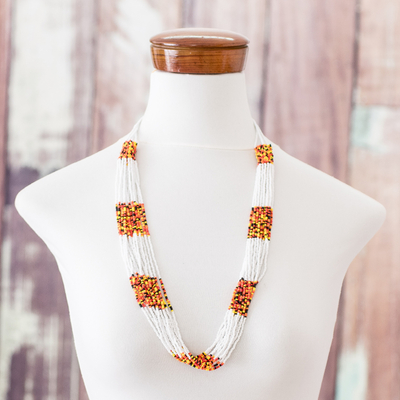 Mehrsträngige, lange Halskette mit Perlen - Weiße und sonnenaufgangsfarbene lange Perlenkette aus Guatemala
