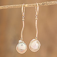 Pendientes colgantes de perlas cultivadas rellenos de oro, 'Golden Destiny' - Pendientes de perlas de moneda rellenos de oro de 14k
