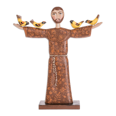 Skulptur aus Zedernholz, 'Geliebter Heiliger Franziskus' - Nicaraguanische Zedernholz-Skulptur des Heiligen Franziskus mit Vögeln