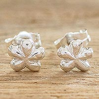 Fine silver stud earrings, 'Dainty Daisy' - Flower-Shaped Fine Silver Earrings