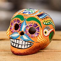Keramikfigur „Totenkopf mit Aras in Orange“ – handbemalte Keramikfigur aus Guatemala