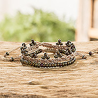 Perlen-Makramee-Armbänder, „Beige Joy“ (Paar) – Paar Perlen-Makramee-Armbänder, handgefertigt in Guatemala