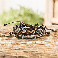 Makramee-Armbänder mit Perlen, „Brown Joy“ (Paar) – Paar Makramee-Armbänder mit Perlen, handgefertigt in Guatemala