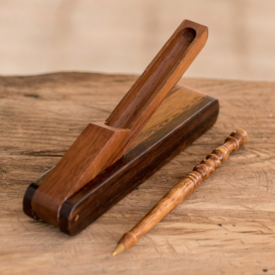 Bolígrafo y soporte de caoba. - Bolígrafo y soporte de madera de caoba recuperada de Costa Rica hechos a mano