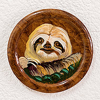 Plato decorativo de madera, 'Baby Sloth' - Plato decorativo artesanal de madera de cedro