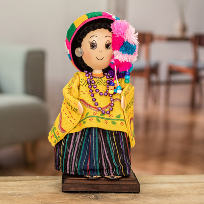 Dekopuppe aus Holz - Handgefertigte guatemaltekische Deko-Holzpuppe mit gelbem Huipil
