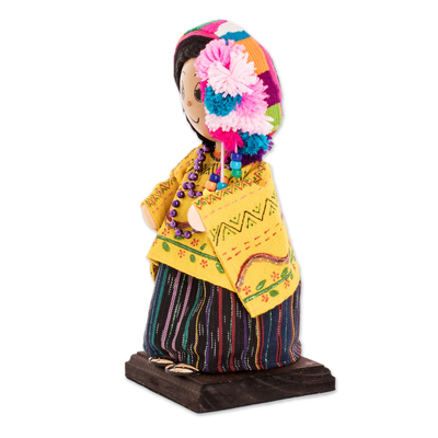 Dekopuppe aus Holz - Handgefertigte guatemaltekische Deko-Holzpuppe mit gelbem Huipil