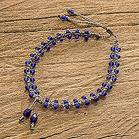 Makramee-Fußkettchen mit Perlen, „Profoundly Blue“ – Handgefertigtes Makramee-Fußkettchen mit Kristallperlen aus Guatemala