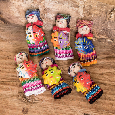 Dekopuppen aus Baumwolle, 'Sharing Light' (6er Set) - Satz von 6 handgefertigten Baumwoll-Dekopuppen aus Guatemala