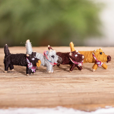 Sorgenpuppenhunde, (4er-Set) - Guatemaltekisches Set mit 4 handgefertigten Baumwoll-Sorgenhunden