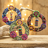Baumwollornamente, „Joyful Friends“ (3er-Set) – guatemaltekisches Set mit 3 handgefertigten Baumwollpuppenornamenten