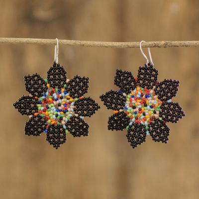 Pendientes colgantes con cuentas, 'Floral Delight in Black' - Pendientes colgantes con cuentas de vidrio floral hechos a mano en Guatemala