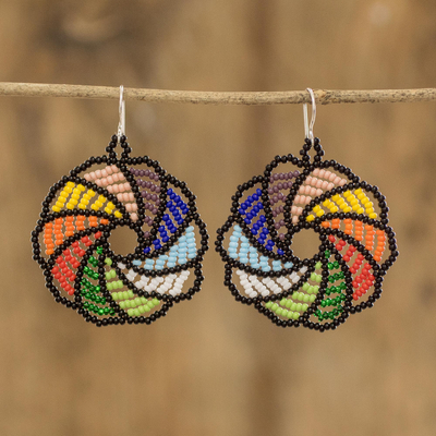 Pendientes colgantes con cuentas - Coloridos aretes colgantes con cuentas de vidrio hechos a mano en Guatemala