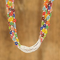 Perlenkette, „Blumenfest in Weiß“ – handgefertigte Halskette aus floralen Glasperlen aus Guatemala