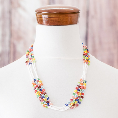 Perlenkette, 'Blumenfest in Weiß' - Kunsthandwerklich gefertigte Blumen-Glasperlen-Halskette aus Guatemala
