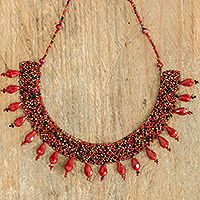 Perlen-Statement-Halskette, „Hagebutten in Rot“ – handgefertigte rote Perlen-Statement-Halskette aus Guatemala