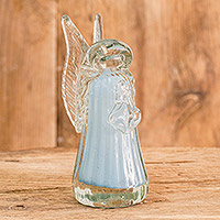 Figur aus geblasenem Glas, „Blauer Kristallengel“ – mundgeblasene Figurenskulptur aus recyceltem Glas in Blau