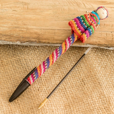 Bolígrafo adornado, 'Festival de Colores' - Bolígrafo con temática de Worry Doll de Guatemala
