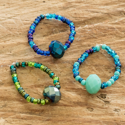 Perlenbesetzte Stretchringe, 'Lagune in Blau' (3er-Set) - Satz von 3 perlenbesetzten Stretch-Ringen aus Guatemala