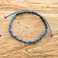 Makramee-Armband, 'Ripple Effect in Blue' - Handgefertigtes Makramee-Armband aus Guatemala