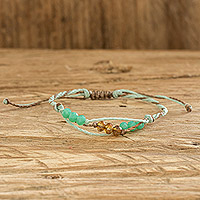 Perlen-Makramee-Armband, „Bright Tomorrow in Aqua“ – handgefertigtes Perlenarmband aus Guatemala