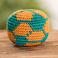 Baumwoll-Hacky-Sack, „Colorful Orb“ – Handgestrickter Baumwoll-Hacky-Sack mit orangefarbenem und türkisfarbenem Muster
