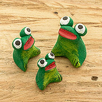 Figuras de cerámica, 'Reunión de ranas' (juego de 3) - Juego de 3 figuras de cerámica de ranas hechas a mano de Guatemala