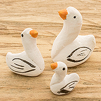Figuras de cerámica, 'Familia de gansos' (juego de 3) - Juego de 3 figuras de cerámica de ganso de Guatemala