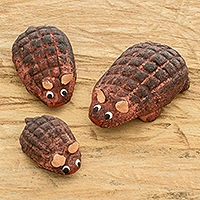 Figuras de cerámica, 'Familia Armadillo' (juego de 3) - Juego de 3 figuras de cerámica con forma de armadillo pintadas a mano