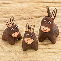 Figuras de cerámica, 'Familia de burros marrones' (juego de 3) - Juego de 3 figuras de cerámica con forma de burro pintadas a mano