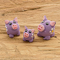 Keramikfiguren, „Purple Pig Family“ (3er-Set) – Set mit 3 Purple Pig-Keramikfiguren, handgefertigt in Guatemala