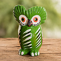 Figura de cerámica, 'Nature Tecolote' - Figura de cerámica con forma de búho verde hecha a mano en Guatemala