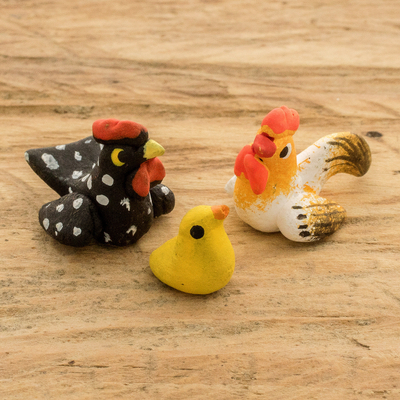 Figuras de cerámica, (juego de 3) - Juego de 3 figuras de cerámica pintadas a mano con temática de pollo.