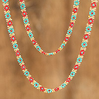 Perlenketten, „Blumen im Frühling“ (Paar) – Paar Glasperlenketten mit Blumenmotiv aus Guatemala