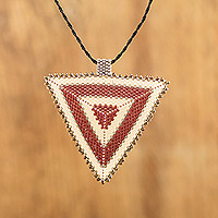 Halskette mit Perlenanhänger, „Rote Pyramide“ – Halskette mit rotem Pyramiden-Glasperlenanhänger aus Guatemala