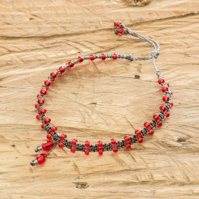 Makramee-Fußkettchen mit Perlen - Handgefertigtes Makramee-Fußkettchen mit roten Perlen aus Guatemala