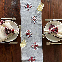 Camino de mesa de algodón, 'Ofrenda gris' - Camino de mesa de algodón gris tejido a mano con motivos bordados