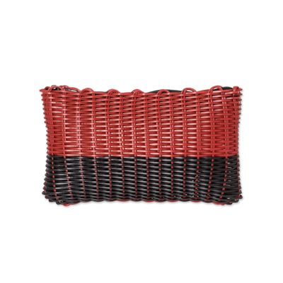 Bolsa de aseo tejida a mano, 'Crimson Ecosystem' - Bolsa de aseo de cordón de vinilo reciclado tejida a mano en carmesí