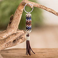 Perlenbesetzter Schlüsselanhänger und Taschenanhänger, „Chic Subtlety“ – Perlenbesetzter Leder-Schlüsselanhänger und Taschenanhänger, handgefertigt in Guatemala