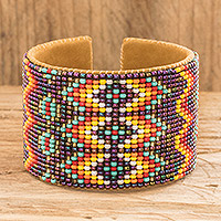 Perlen-Manschettenarmband, „Geometrische Vielfalt in Lila“ – Perlen-Manschettenarmband aus Leder und Wildleder, handgefertigt in Guatemala