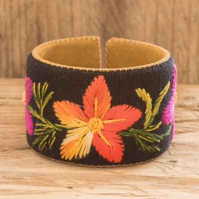 Pulsera de puño de algodón - Pulsera floral de gamuza hecha a mano por un artesano guatemalteco