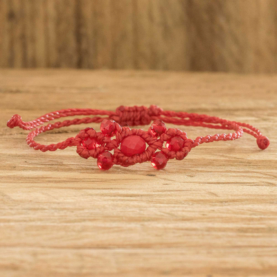 Makramee-Armband mit Perlen - Makramee-Armband mit roten Kristallperlen, hergestellt in Guatemala