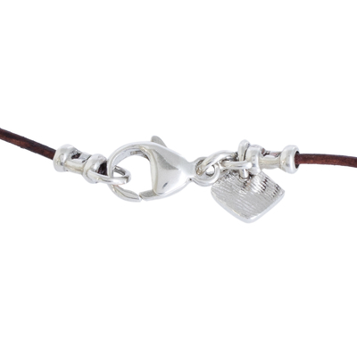 Halskette mit Anhänger aus Zuchtperlen - Zuchtperlenhalskette mit Lederband und Silberanhänger
