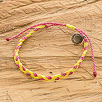 Makramee-Armband, „Fun Vibes“ – Unisex-Makramee-Armband in Gelb und Rosa mit Anhänger