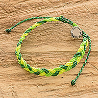 Makramee-Armband, „Grüne Erde“ – Unisex-Makramee-Armband mit Anhänger in Grün