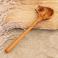 Servierlöffel aus Holz, „Gourmet Inspiration“ – Handgefertigter Servierlöffel aus Jobillo-Holz aus Guatemala